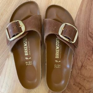 Birkenstock Madrid big buckle. Oiled leather.